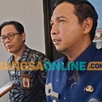 Plt Wali Kota Madiun, Bagus Panuntun, saat memberi keterangan ke awak media. Foto: HENDRO SUHARTONO/BANGSAONLINE