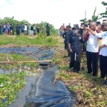 Warga memadati waduk di Desa Pucangan, Kecamatan Montong, yang menjadi lokasi tenggelamnya korban.