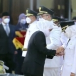 Gubernur Jawa Timur Khofifah Indar Parawansa saat memasangkan PIN kepada Wakil Bupati Kediri Dewi Mariya Ulfa. foto: ist.
