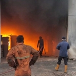 Petugas Pemadam Kebakaran Pos Krian saat memadamkan api di Pergudangan Ecopark, Desa Jeruklegi, Kecamatan Balongbendo, Sidoarjo.