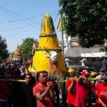 Warga Boteng Kecamatan Menganti ketika mengusung tumpeng raksasa. foto: syuhud/BANGSAONLINE