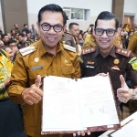 Wali Kota Batu dan Kajari Kota Batu usai menandatangani perjanjian kerja sama.