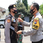 Kapolres Kediri, AKBP Lukman Cahyono saat menyematkan PIN kepada petugas Pemburu Pelanggar Protokol Kesehatan atau Mobile Covid Hunter. foto: Kominfo