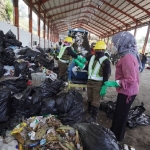 
Wali Kota Batu, Hj. Dewanti Rumpoko meninjau proses pengoperasian mesin pengelolaan sampah.