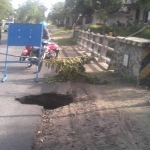 Kondisi jembatan penghubung di Desa Kedungpring, Kecamatan Balongpanggang dengan lubang menganga. foto: syuhud/ BANGSAONLINE