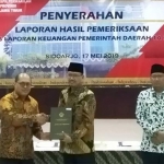 Bupati Pasuruan M. Irsyad Yusuf dan Ketua DPRD M. Sudiono Fauzan saat menerima penghargaan opini WTP yang diserahkan oleh Harry Purwaka, Kepala BPK RI Perwakilan Provinsi Jawa Timur.