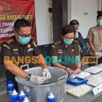 Kejari Tuban saat memusnahkan barang bukti tindak pidana umum. Foto: ACHMAD CHOIRUDIN/BANGSAONLINE