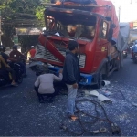 Salah satu truk tronton yang terlibat kecelakaan saat jam larangan operasional di Jalan Raya Cerme Kidul, Gresik. Foto: Ist.