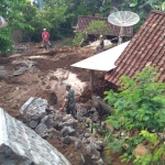Tampak material longsoran akibat ambrolnya plengsengan di Lingkungan Kampunganyar, Dusun Sumberjo, Desa Balerejo, Kecamatan Wlingi usai diguyur hujan, Minggu (15/12).