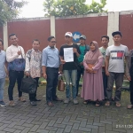 Para petani jeruk bersama kuasa hukum menunjukkan surat hasil lapor dari Polres Malang.