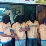 Tersangka saat diamankan di Mapolres Tuban. foto: suwandi/BANGSAONLINE