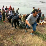 Evakuasi Mayat, Tim SAR dibantu warga sekitar karena sulitnya medan.