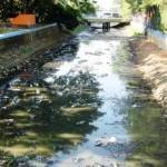 Sungai Kaliotik yang tercemar limbah dari pasar ikan.