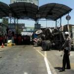 Pintu tiket tempat terjadinya kecelakaan di Suramadu sisi Bangkalan. Tampak truck yang terguling di pintu pembelian tiket. Foto: detik.com