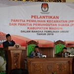 Bupati Madiun Muhtarom menghadiri acara pelantikan PPK dan PPS Pemilu DPR, DPD, DPRD Prov dan DPRD Kabupaten Madiun Tahun 2019.