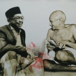 Lukisan Gus Dur mengenakan pakaian santri, sarung dan kopiah bersama Mahatma Gandhi, tokoh India yang dikagumi Gus Dur. Sumber: @mahfudmd