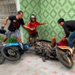 Pelaku ditendang polisi saat mendorong motor hasil curiannya di Jl. Gembong.