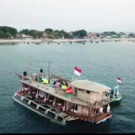 Kapal pinisi milik H. Akbar siap berlayar di Laut Probolinggo dengan fasilitas 12 kamar, tempat santai, ruang karaoke, dan ruang makan.