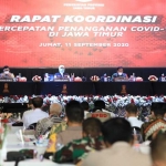 Gubernur Jawa Timur Khofifah Indar Parawansa saat rapat kordinasi bersama Pangdam V/Brawijaya, Kapolda Jawa Timur, para bupati dan wali kota serta Kapolres dan Dandim dan Ketua Fraksi DPRD untuk Percepatan Penanganan Covid -19 di Jatim Klub Bunga, Kota Batu, Jumat (11/9). foto: ist/ bangsaonline.com