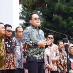 Pj. Gubernur Jatim Adhy Karyono memberikan arahan kepada jajaran ASN dan Kepala OPD saat apel pagi awal tahun 2025, Kamis (2/1/2024).