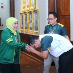 Moh Ali Kuncoro sedang salam hormat kepada Gubernur Khofifah (dok. Ist)