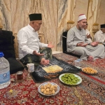 Prof Dr KH Asep Saifuddin Chalim, MA, dan Syaikh Ahmad Muhammad Mabruk dalam acara aqiqah yang digelar di kediamannya di kawasan Pondok Pesantren Amanatul Ummah Jalan Siwalankerto Utara Surabaya, Rabu (21/1/2026) sore. Foto: bangsaonline