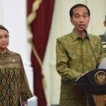 Presiden Joko Widodo didampingi Menlu Retno Marsudi, dan Panglima TNI Jenderal Gatot Nurmantyo memberikan keterangan pers.