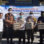 Bantuan diserahkan secara langsung oleh Regional Head Charoen Pokphand Jawa Timur Benyamin Limi di lokasi dapur umum Polres Sidoarjo.