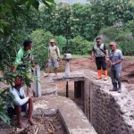 Camat Kendit dan warga saat bergotong royong memperbaiki Dam Siguwo di Dusun Secangan, Desa Tambakukir.
