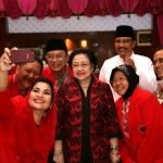 Megawati saat foto bersama Gus Ipul dan Puti Guntur Soekarno.