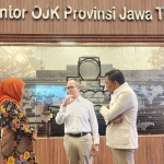 Gubernur Khofifah saat menghadiri sharing session pengembangan ekonomi Jawa Timur dalam Rakor Kantor OJK Daerah bersama Dewan Komisioner OJK.