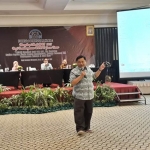 Mantan Kepala BKKBN Pusat Dr Sugiri Syarief saat menyampaikan pemaparan.