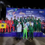 Kontingen Jatim menduduki podium tertinggi setelah berhasil menjadi Juara Umum Cabor Paralayang di PON XX Papua.