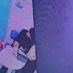 Tangkapan layar rekaman CCTV di sebuah kedai es krim yang menunjukkan pasangan sejoli sedang asik memadu kasih. 