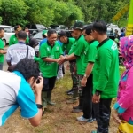 Bupati Indartato saat mengikuti kegiatan pelestarian aliran sungai.