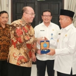 Rektor UMS Sukadiono memberikan cinderamata kepada Bupati Lamongan Fadeli.