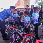 Wakil Wali Kota Pasuruan Adi Wibowo saat menyapa atlet cilik yang akan turun di COOM push bike.