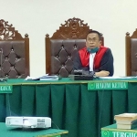 Hakim Hayadi saat membacakan putusan praperadilan di ruang sidang PN Trenggalek yang digelar secara teleconference.