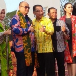 Wakil Bupati bersama Kadisperindag bersama Modeling inc Malang saat memperagakan Batik Khas Kabupaten Probolinggo.