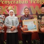 Pj. Wali Kota Batu Aries Agung Paewai (dua dari kanan) bersama Gubernur Jatim Khofifah Indar Parawansa menunjukkan piagam penghargaan yang diraih saat BKN Awards 2023.
