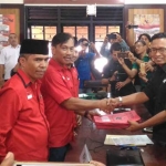 Penyerahan berkas parpol PDIP ke KPUD Kota Malang, Rabu (11/10). foto : IWAN IRAWAN/BANGSAONLINE