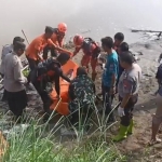 Petugas saat mengvakuasi jasad korban.