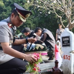 Ziarah dan tabur bunga di TMP Gajah Mada yang dilakukan personel Polres Mojokerto Kota saat Peringati Hari Bhayangkara ke-79.