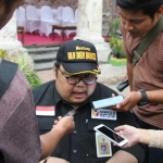 Ketua Bawaslu Jatim Mohammad Amin saat dikonfirmasi awak media. foto: ZAINAL ABIDIN/ BANGSAONLINE