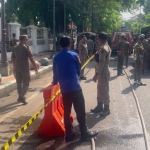 Satpol PP Pamekasan memasang garis pembatas di area monumen Arek Lancor (dok. RRI)