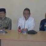 Ketua PCNU Sumenep, KH. Panji Taufiq (tengah). foto: RAHMATULLAH/ BANGSAONLINE