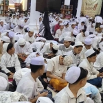 Para santri Pondok Pesantren Amanatul Ummah sedang mengaji kitab kuning di Masjid Raya KH Abdul Chalim Pondok Pesantren Amanatul Ummah Pacet Mojokerto Jawa Timur. Pengajian kitab kuning sehabis shalat jemaah Shubuh itu diasuh langsung Prof Dr KH Asep Saifuddin Chalim, MA. Foto: M. Mas