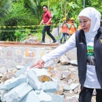 Gubernur Khofifah saat meninjau rekonstruksi jembatan di Pacitan.
