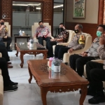 Ditjen Pajak Provinsi Jatim saat audiensi dengan Polda Jatim di Gedung Tribrata lantai 2 Mapolda Jawa Timur, Jumat (16/4/2021) pagi.
