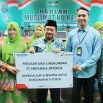 Ketua Muslimat NU Tuban menerima bantuan dari Pertamina.